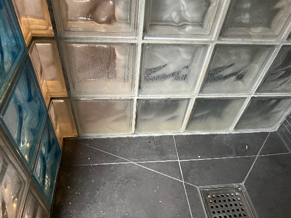 Nedrivning af bruseniche i massivt muret glas