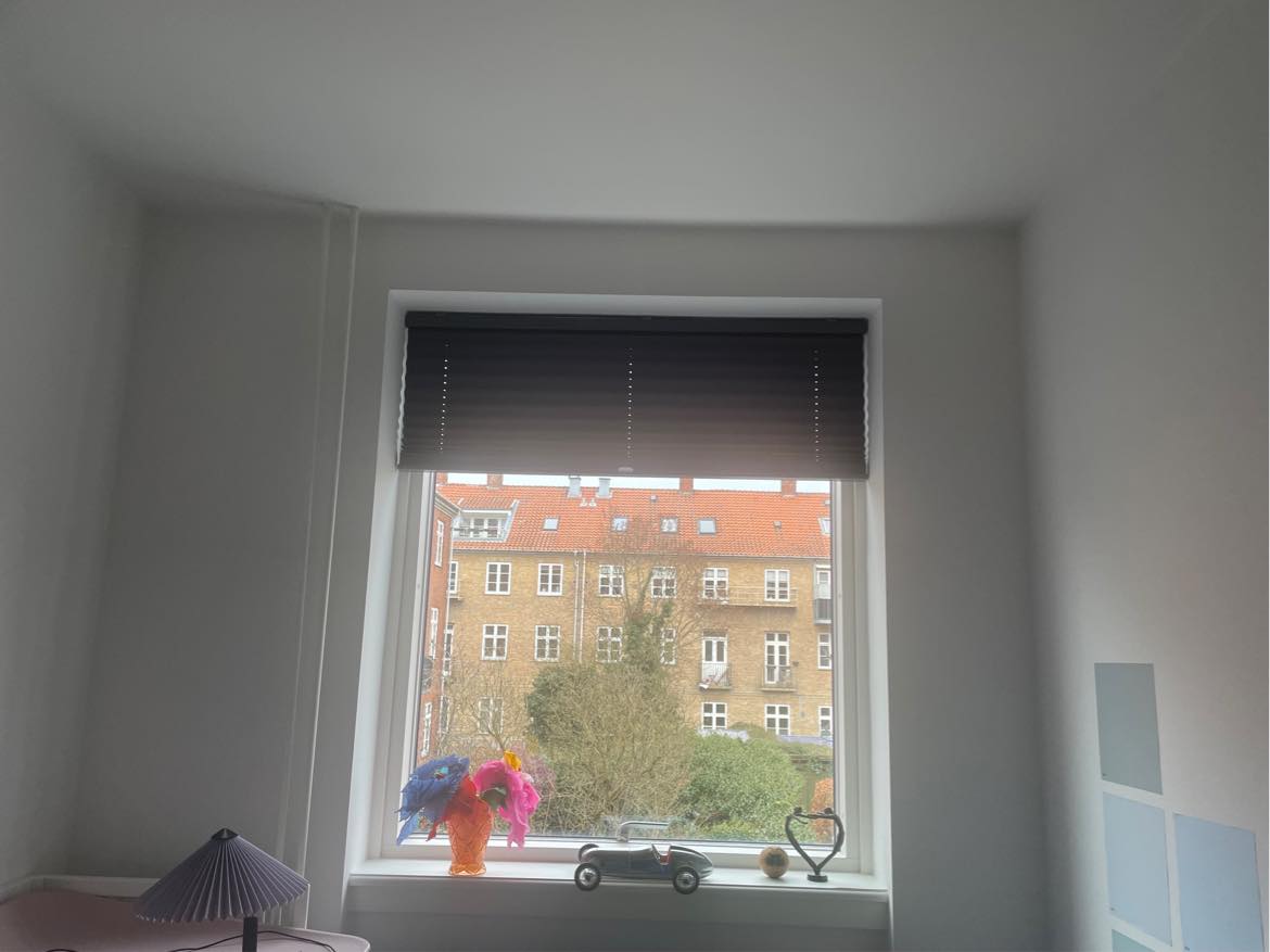 Ophængning af 2x gardinerstænger og 6 skruer til klædeskab