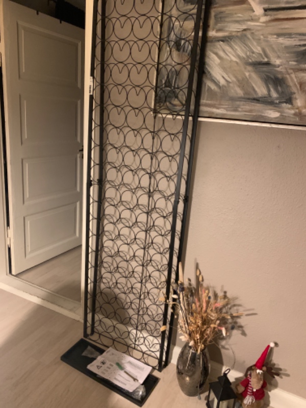 Samlet og boret en vinreol op