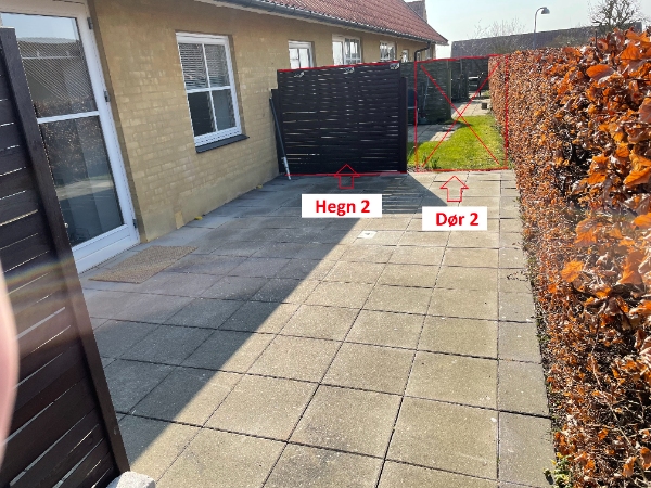 Hegn og låge til terrasse