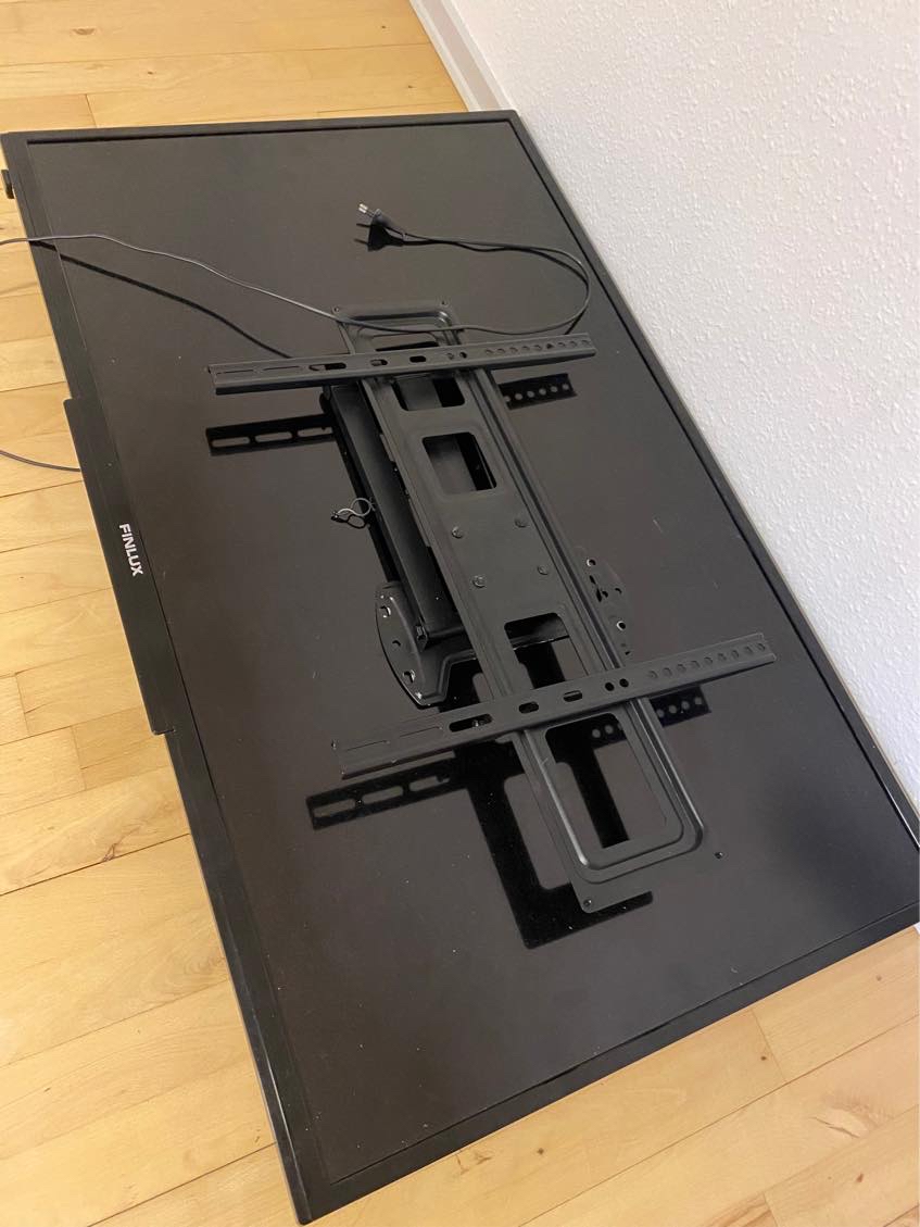 Tv og tv stativ skal monteres/hænges op , og 2 ure