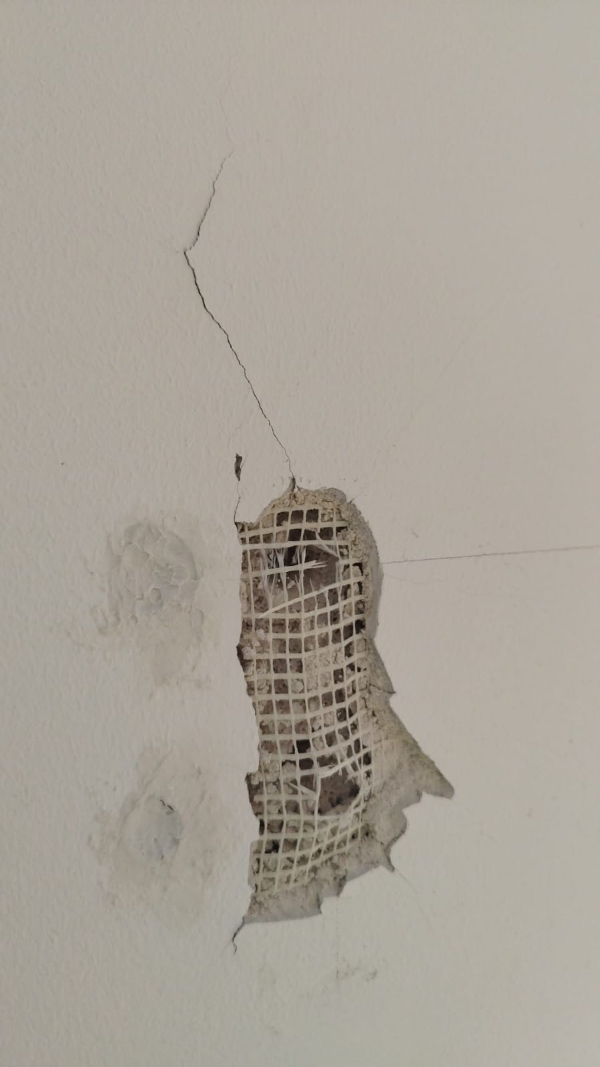 Væg reparation og gardinopsætning