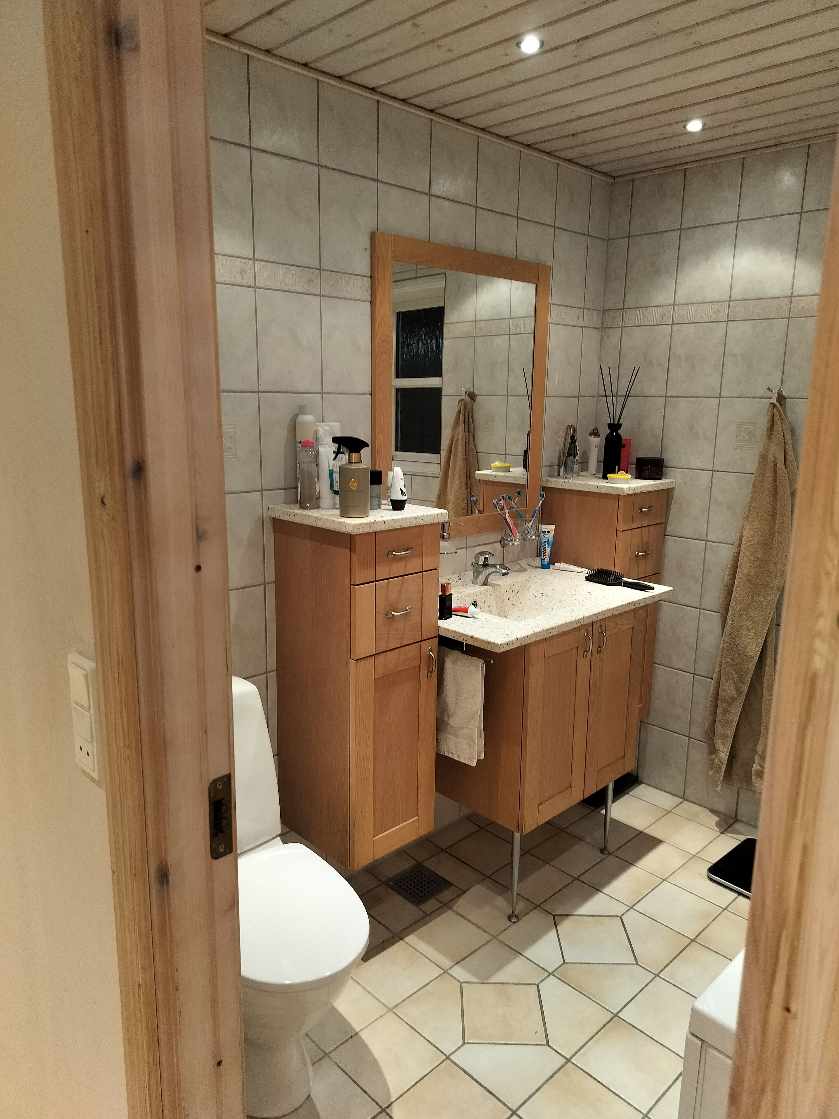 Rensning af klinker på 2 stk. badeværelser samt bryggers