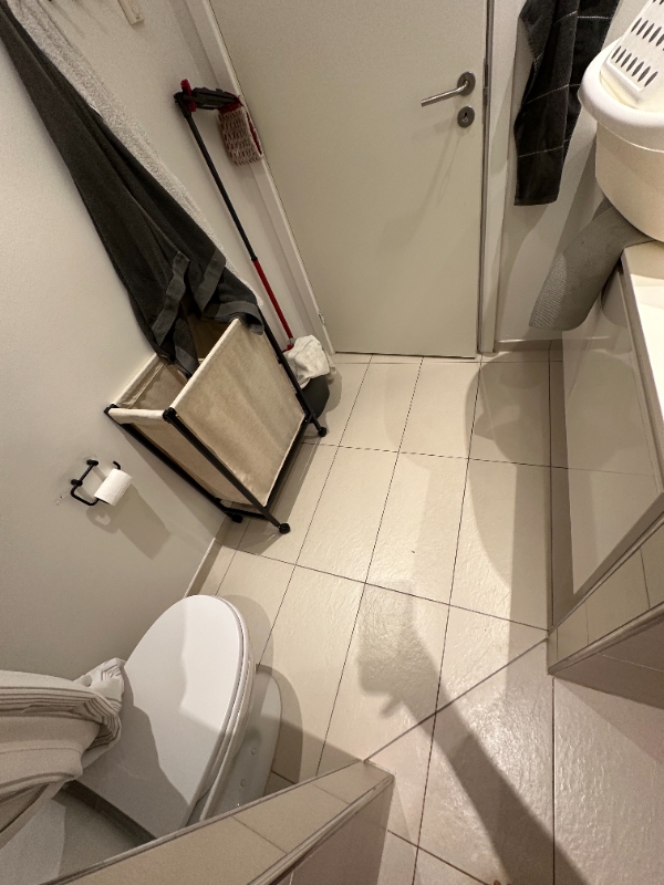 Fjerne fliser og sætte nye på mindre badeværelse i 2850