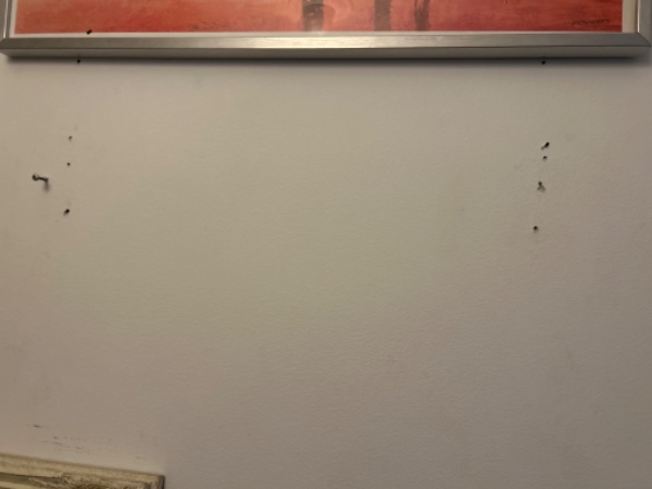 Hænge spejl op på væg og Fjerne gamle huller væk fra væggen