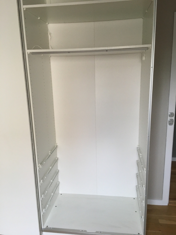 Skil, flyt og saml et garderobeskab