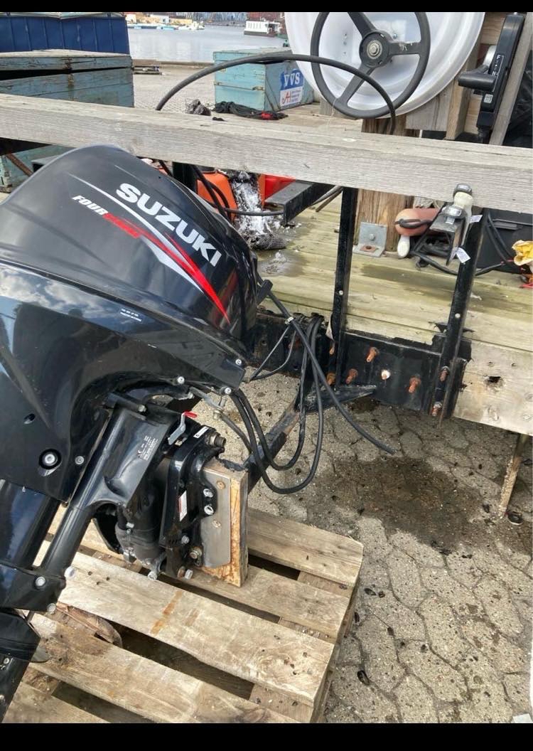 Flytte påhængsmotor. Ind i trailer. Og båret ned og påsat på båd. 80kg.