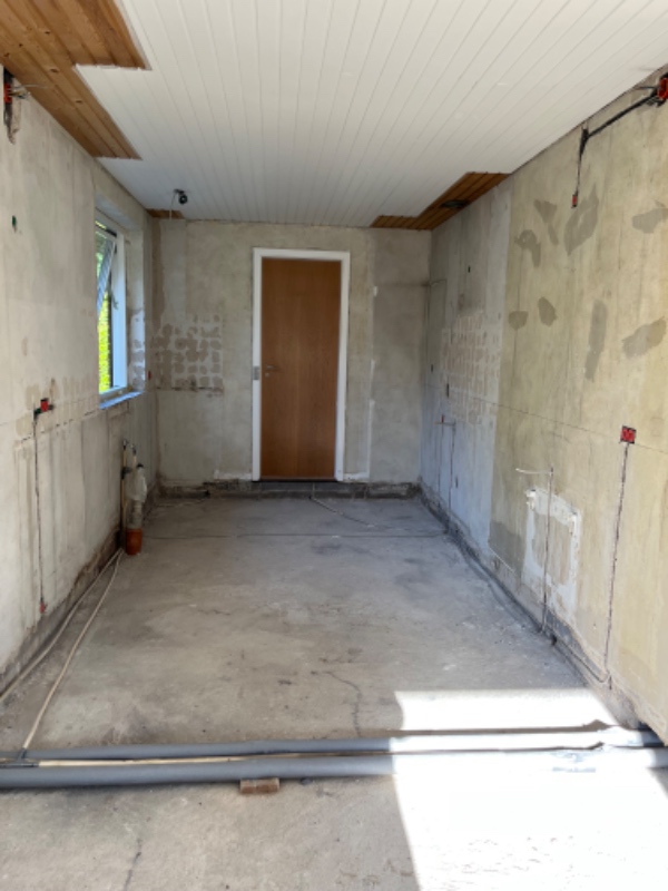 Lukke hul fra emhætte i træloft