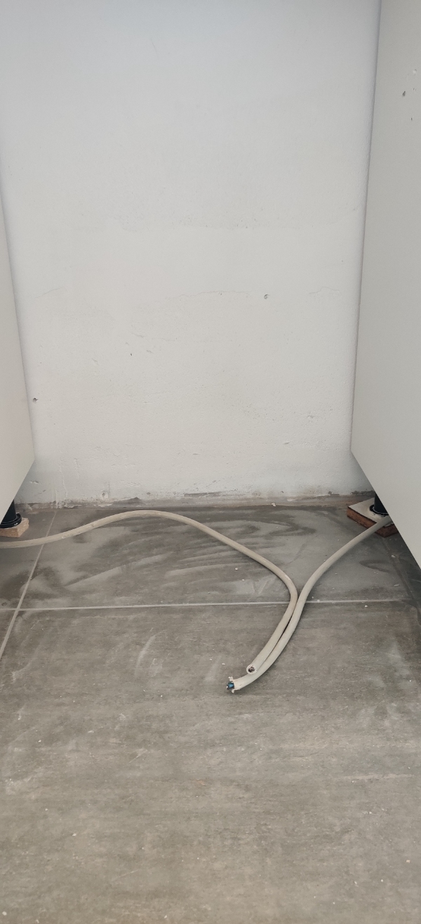 Stikkontakter til ovn og opvaskemaskine + tilslutning af induktion. Kabel er ført.