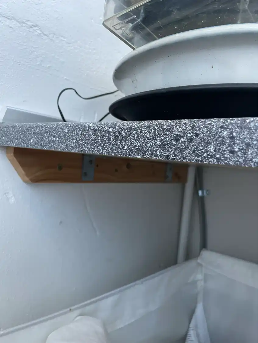 Forkortet og rykket bord med vask til at lave plads til at flytte vaskemaskine