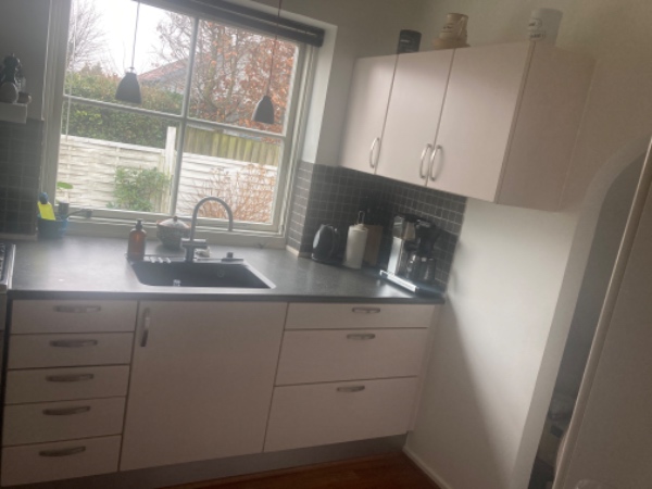 Afmontering af 5 køkkenlåger og afmontering af 8 skuffe fronter , og afmontering af 13 håndtag herfra.