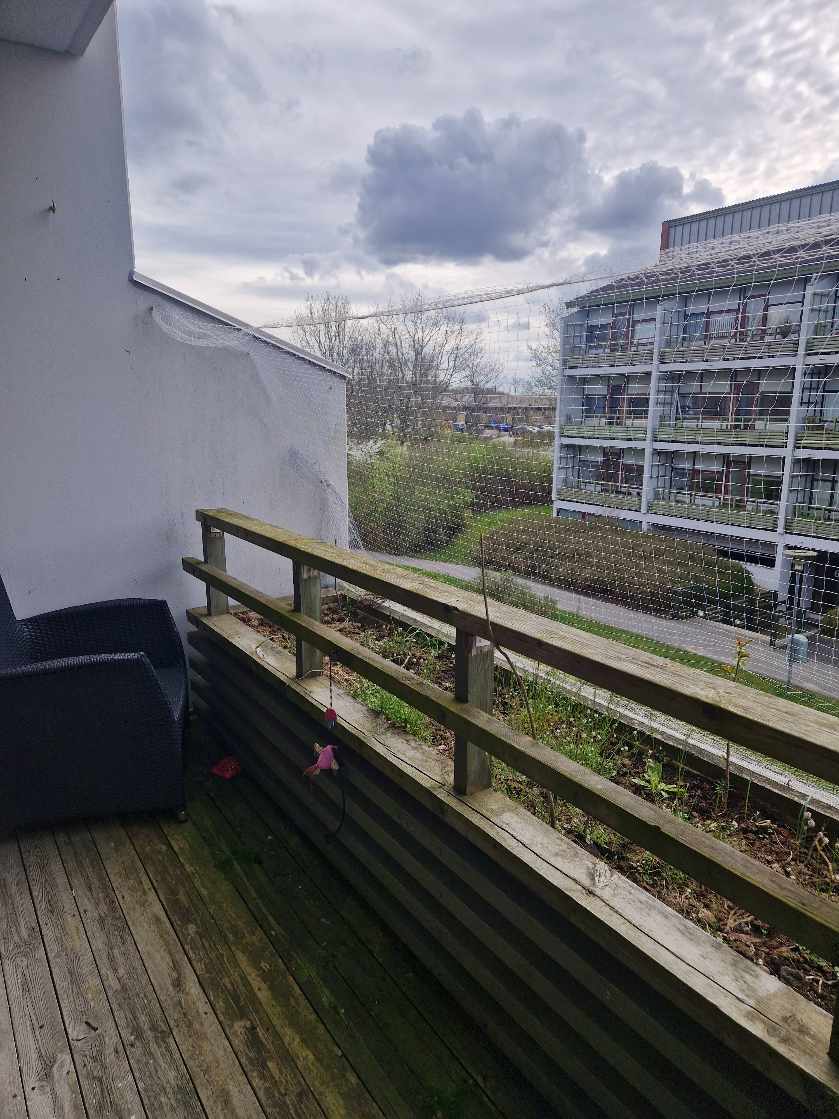 Hjælpe til at "opfinde", bygge og opsætte kattesikring af 2 altaner,  hhv 2x 7 meter og 1 x 7 meter