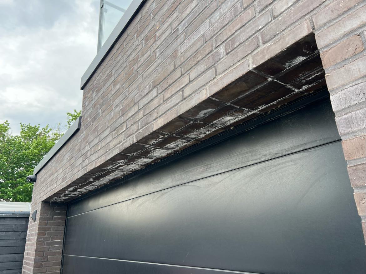 Afrensning af kalkudfældning på murværk