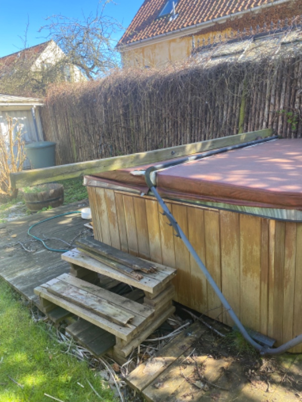 Fjernet udespa og træterrasse