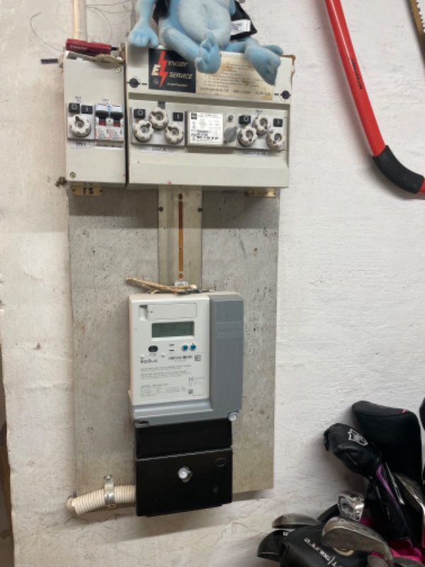 Ny ekstra elgruppe ved siden af eksisterende samt 6 dobbeltkontakter i kælder.