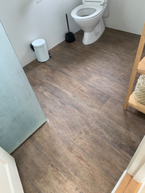 Badeværelse. Nye klinker oven på eksisterende klinker