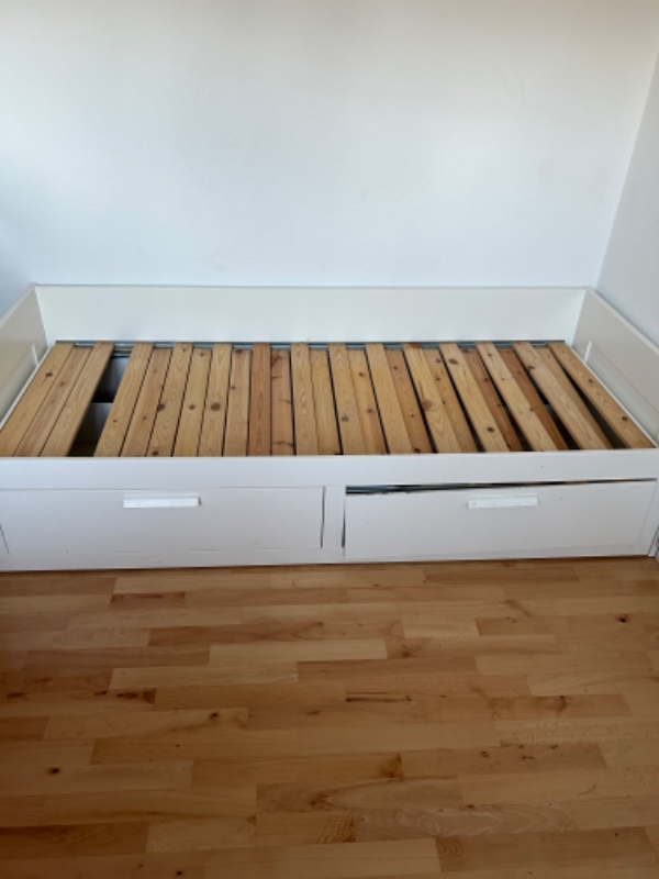 Båret seng ud og kørt på losseplads