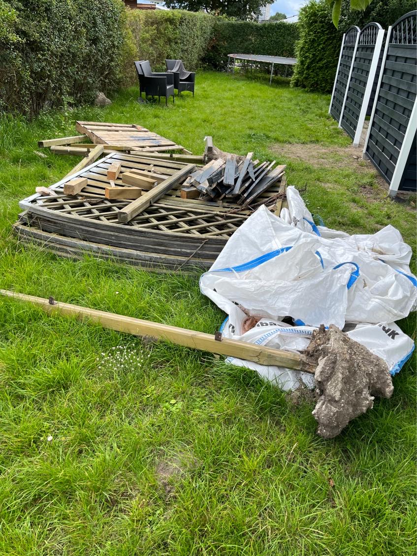 Kørsel til Genbrugstationen + nedtagning af have trampolin