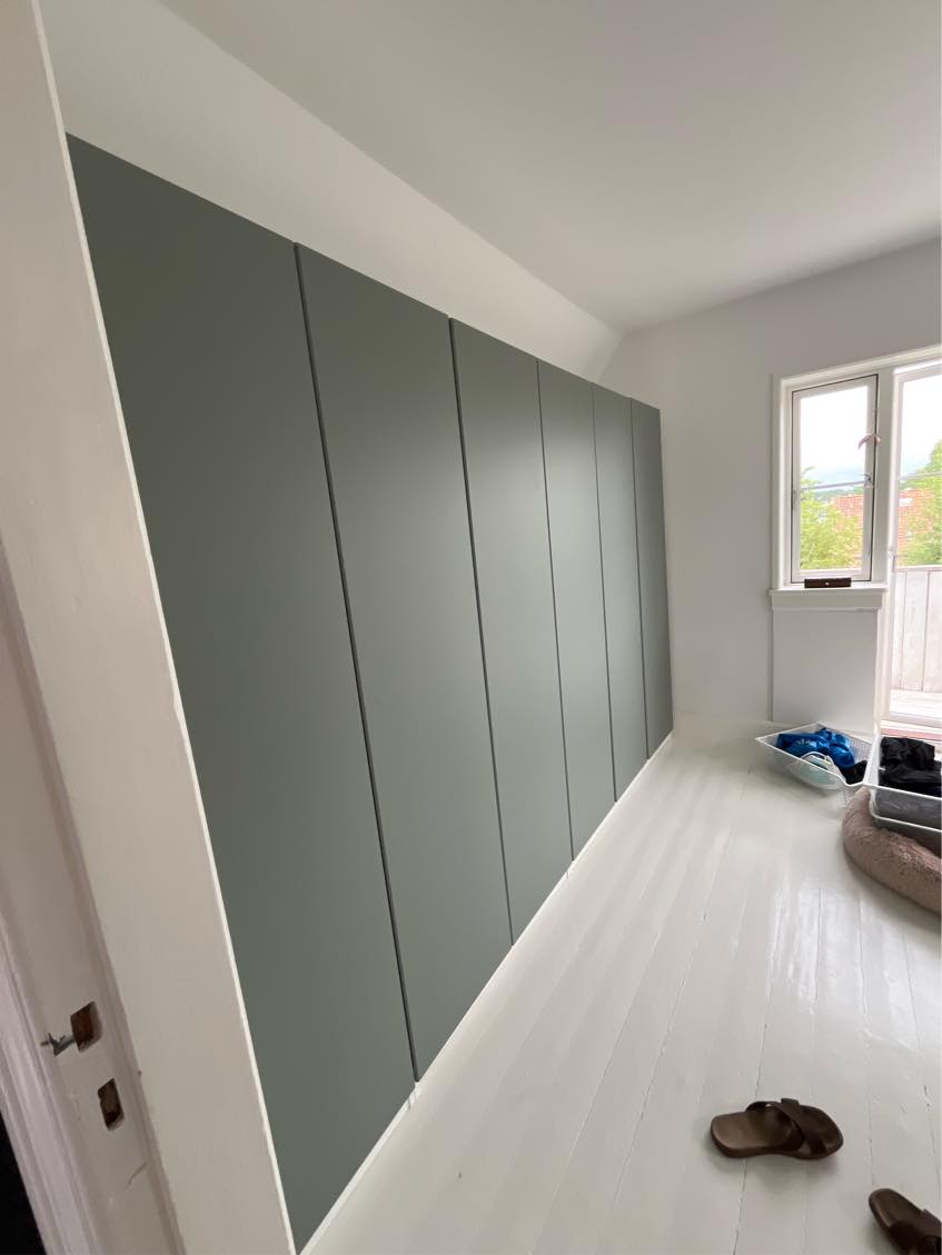 Rette Ikea skabe og montere håndtag på 2 skabe med 6 låger på hvert skab