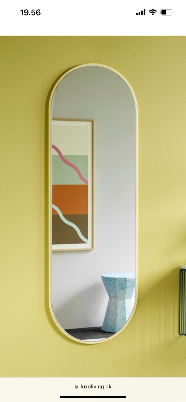 Opsætning af Montana spejl i betonvæg