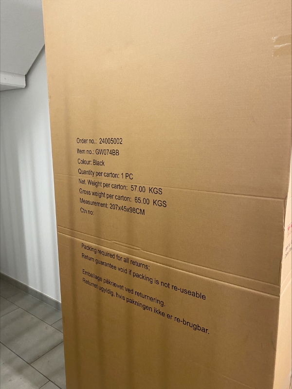 Løft vitrineskab op på 3. sal