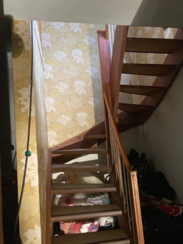 Spartling og opsætning af filt på vægge og luft i 70m2 kælder + trappeopgang