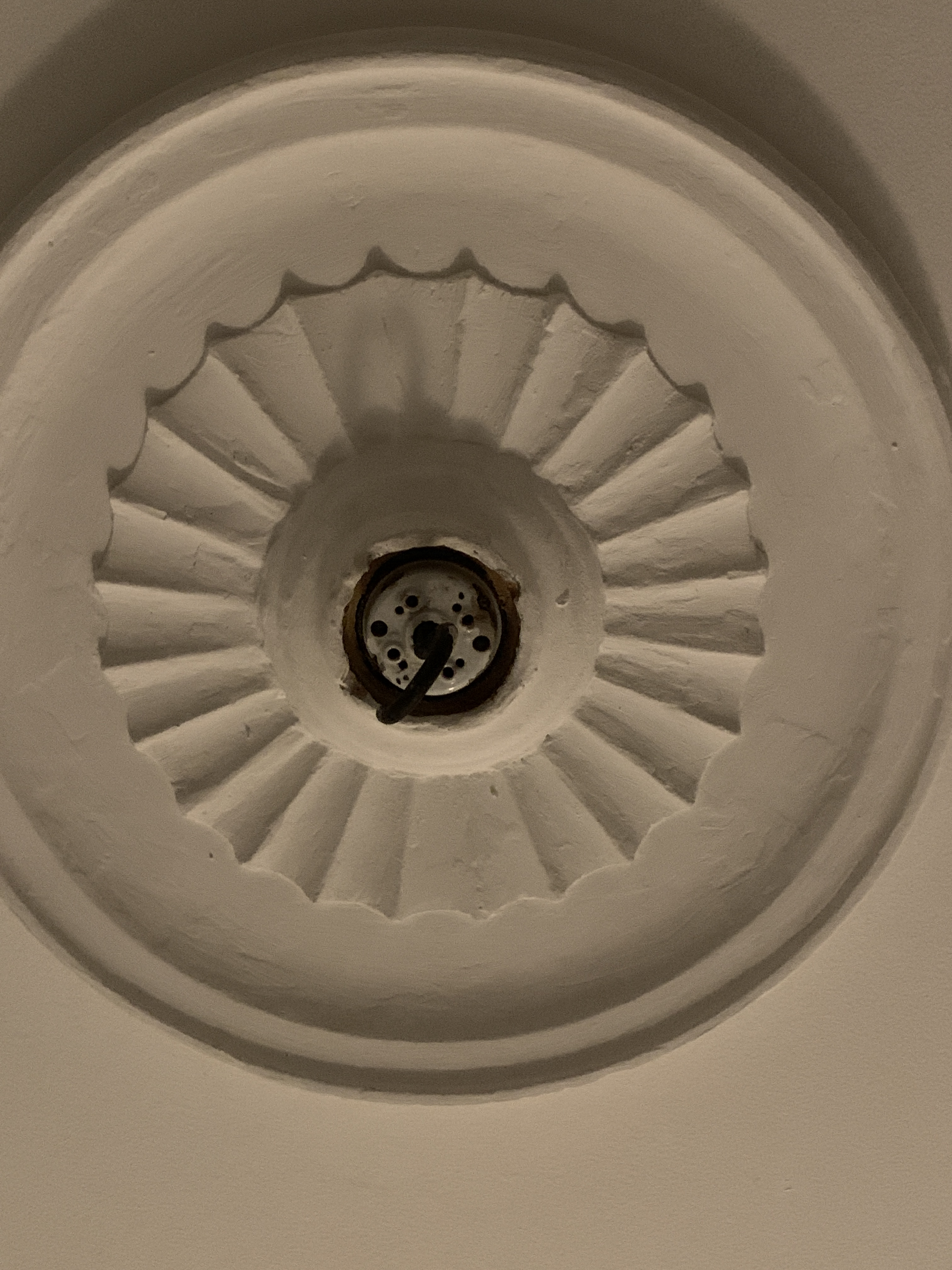 Ophængning og tilslutning af loftslampe