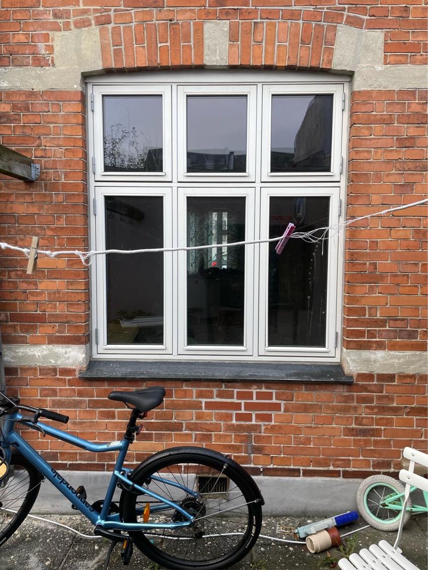 Murer: Åbne op til 2 terrassedører ved 2 vinduer i stueplan.