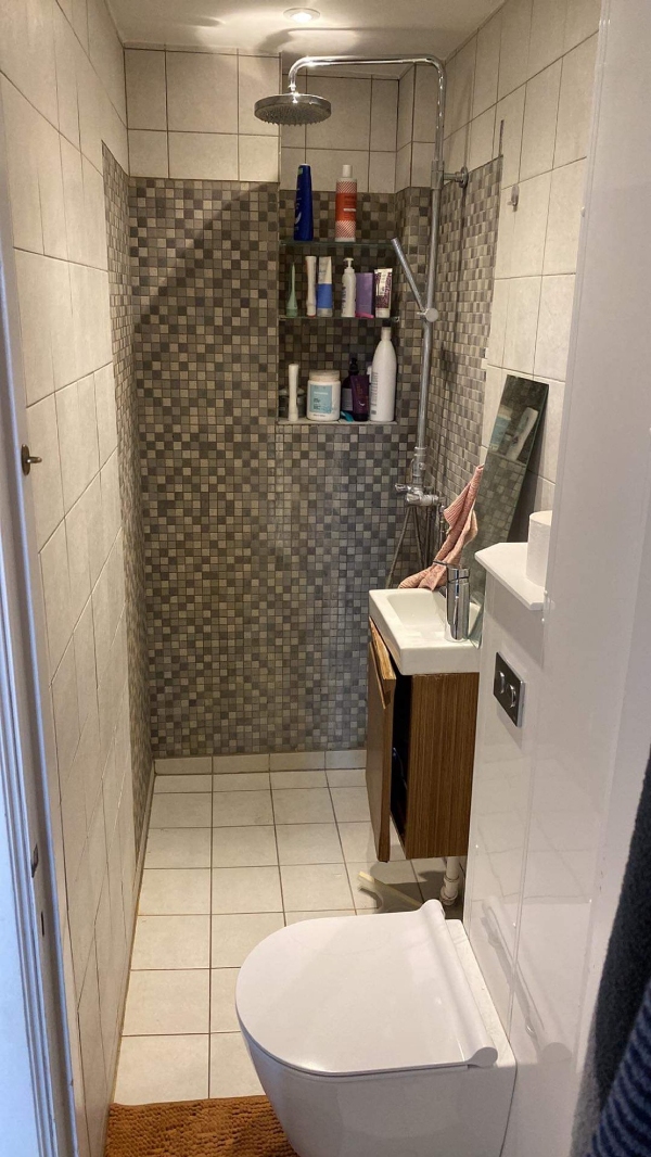 Opsætning af lille underskab på badeværelse inkl. vask samt tilslutning af vand.