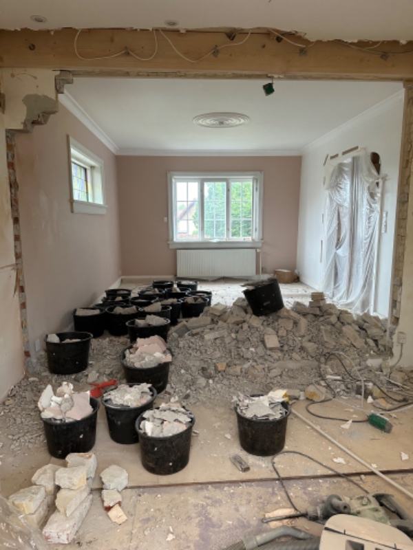 Gulvslibning + udlusning ved væltet væg