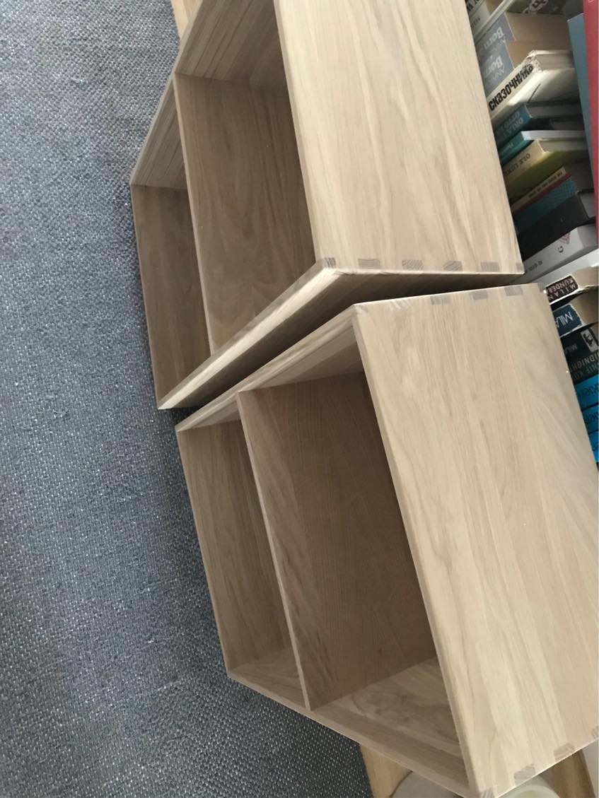 Opsætning af 10 bogkasser og en hylde