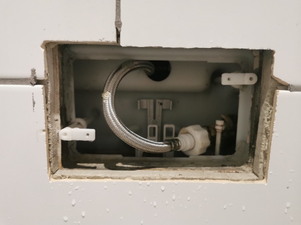 udbedring af utætte toilet