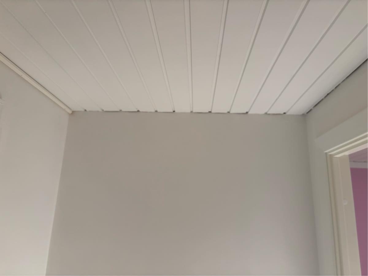 Pæn afslutning i trælofter samt lidt fodpaneler