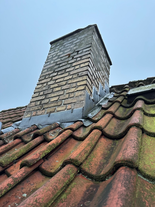 Utæt skorsten - inddækning og pudsning af skorsten