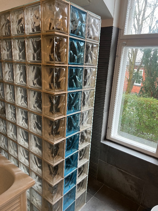 Nedrivning af bruseniche i massivt muret glas