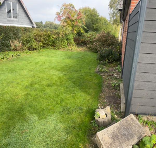 Efterårsklargøring af haven ukrudtsbekæmpelse og beskæring af buske Pålægning af træflis i forhave