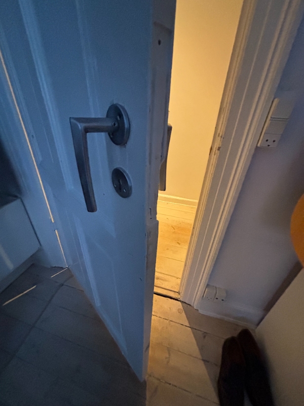 En dør skal udskiftes (med en fra kælderen) og så skal hængsler fra den nuværende dør skrues på og så den ‘nye’ passer til den gamle karm