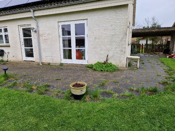 Fjernelse af ukrudt på fliseterrasse