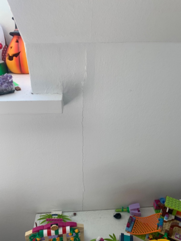 Maling + repererer huller og revner i væg