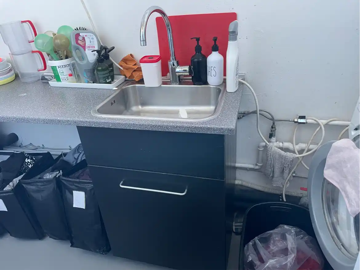 Forkortet og rykket bord med vask til at lave plads til at flytte vaskemaskine