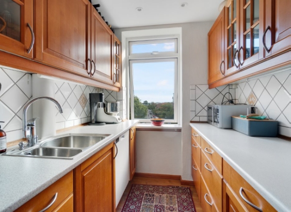 Nedtagning af savsmuldstapet herefter fuldspartling af vægge og påsætning af filt