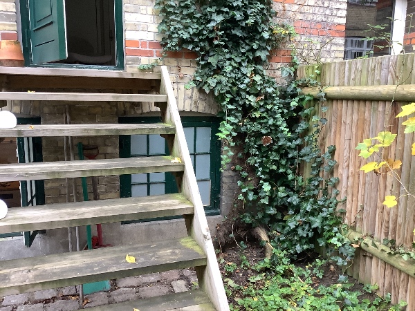 Opsætning af træ gelænder på udvendig trappe.