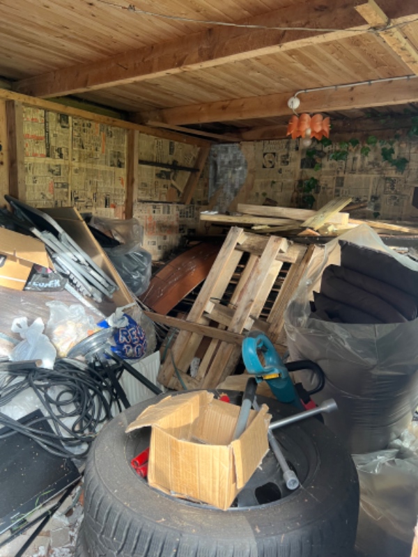 Afhentning af garage fyldt med affald