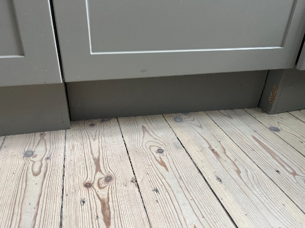 Opsætning sokkel ved opvaskemaskine og justering af skæv dør