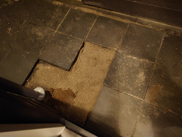 5 fliser skal ligges vandret med resten. Fliserne er allerede skåret, og jorden er der.