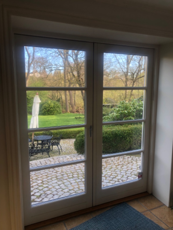 Cleaning 30 windows - only one glas, no need to open. Five of them are doors, See photo. Five are very small.