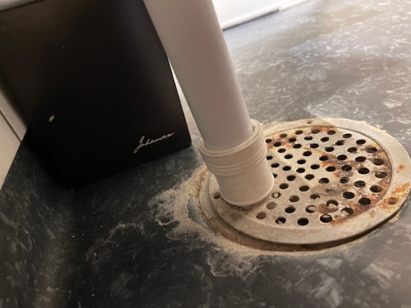 Fugning på badeværelse + ny afløbsrist