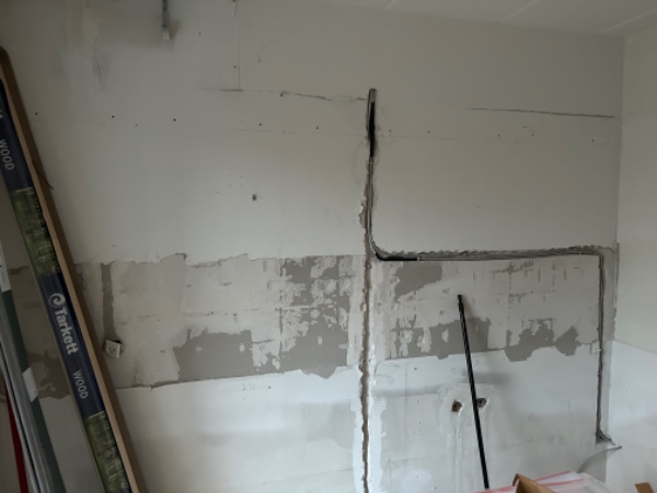 Spartling og slibning af væg og lukning af huller