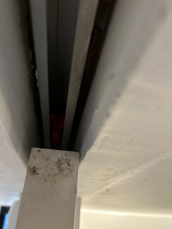 Opstramning af skydedør som hænger