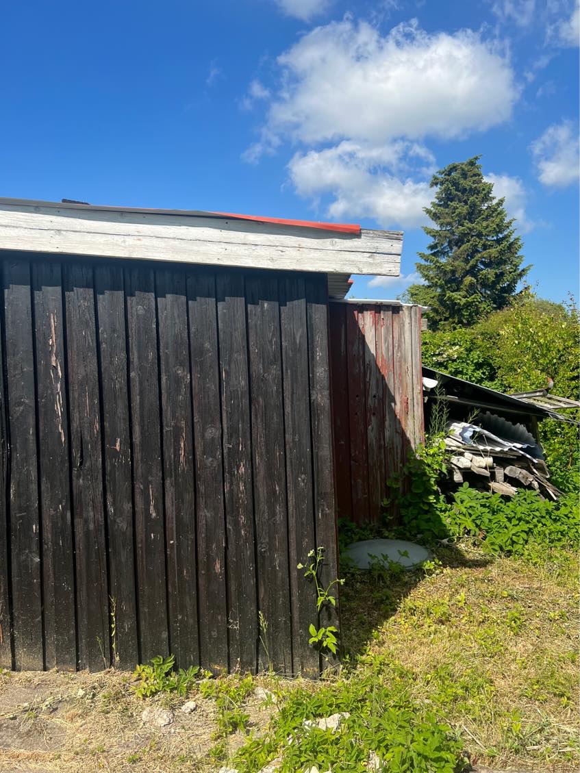 Nedlægning af skur + afhentning af det og have affald